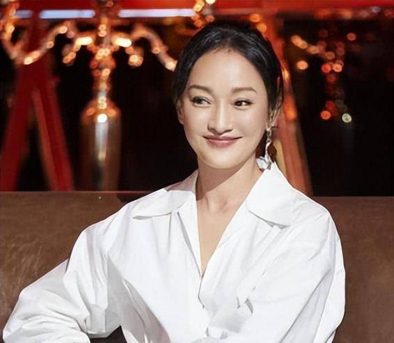 "天生演员"周迅:一个眼神拿下7个影后,身价亿万却穿地摊货领奖_李亚鹏