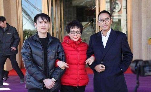 而后进入汤臣一品锻炼的汤珈铖更是在一年之内升为了汤臣集团的董事