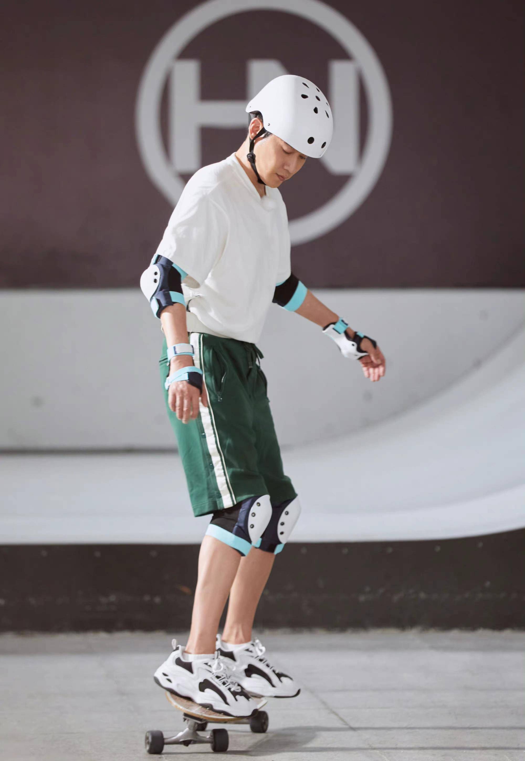 陆毅鲍蕾玩滑板,t恤 短裤休闲减龄,穿情侣鞋甜蜜又吸睛_造型_运动