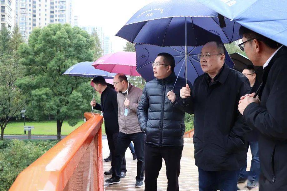 2022年12月5月上午,杭州市副市长丁狄刚带队来萧开展北塘河巡河工作