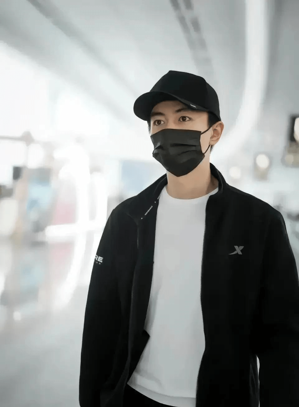 陈晓一身运动套装现身机场,戴着口罩掩眼神中的笑容_陈妍希_网友_星星