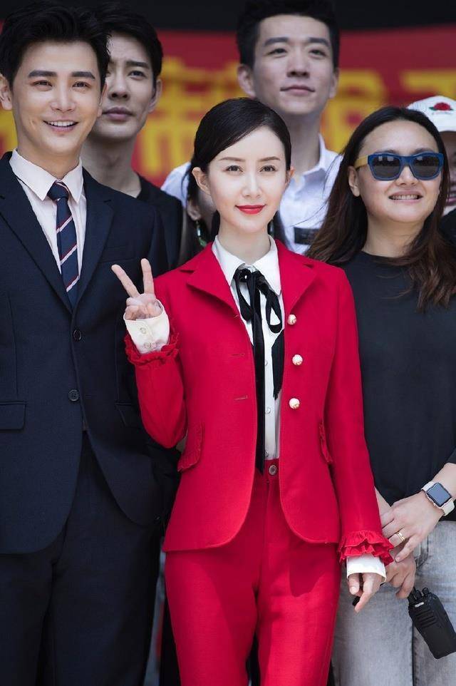 攻气十足!舒畅一身红色西装亮相干练时髦网友:美的不像话