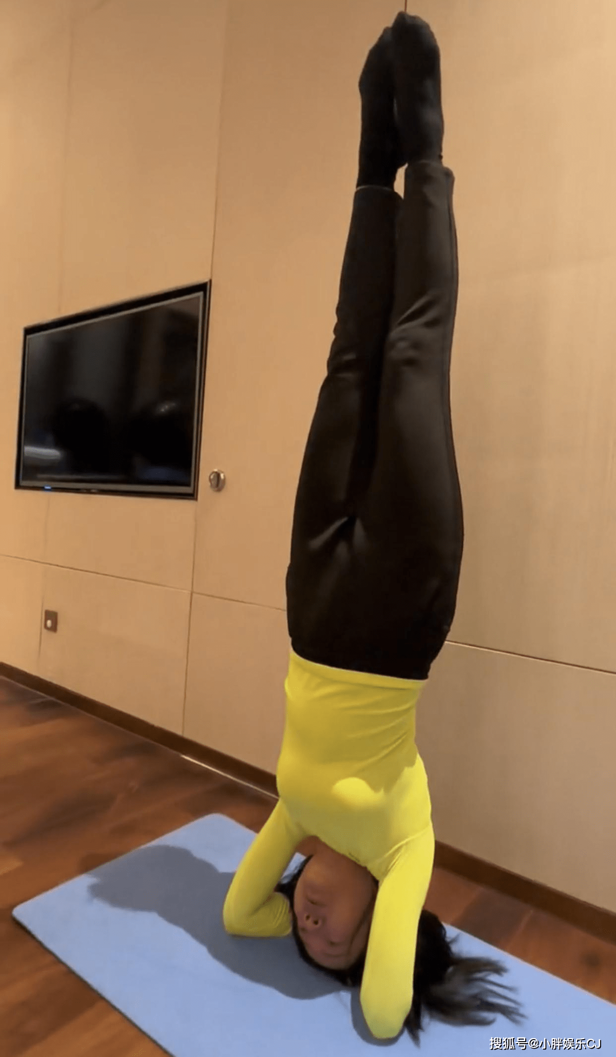 知名主持人周群晒近况:被肩周炎折磨一年,坚持不靠墙,空中劈叉_画面