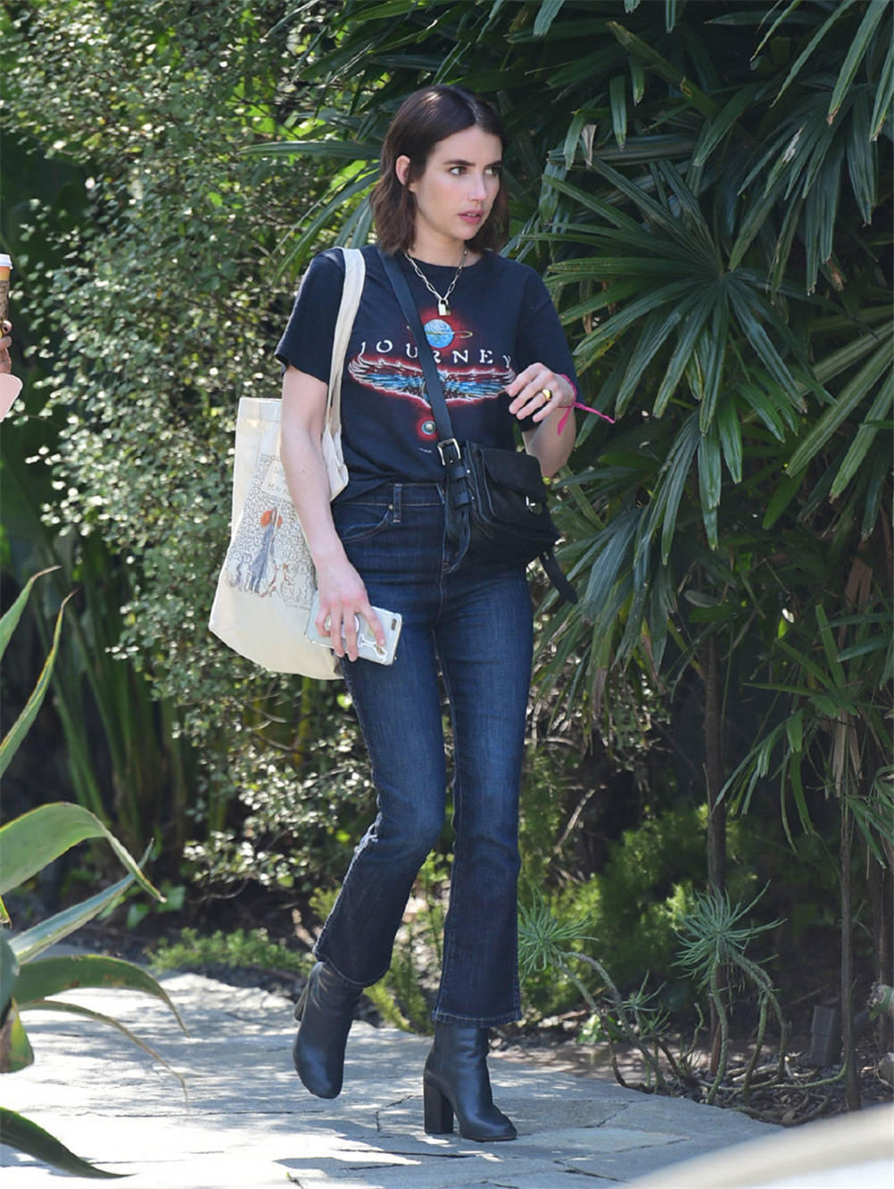 艾玛罗伯茨有颜任性,157cm任性穿喇叭牛仔裤,却格外惊艳显气质_显高