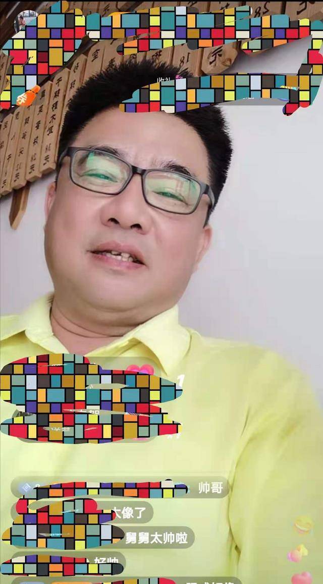 郭威与亲舅舅游玩,两人长得非常像,从衣着看舅舅的身份不简单_许母