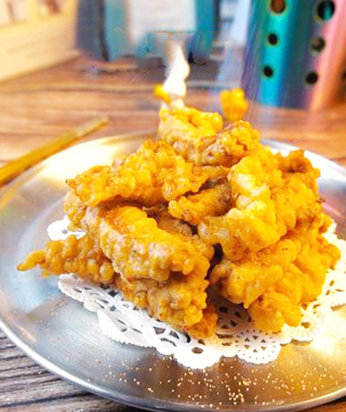 9.摆盘,撒上孜然粉即可,酥脆香嫩的小酥肉就完成了8.