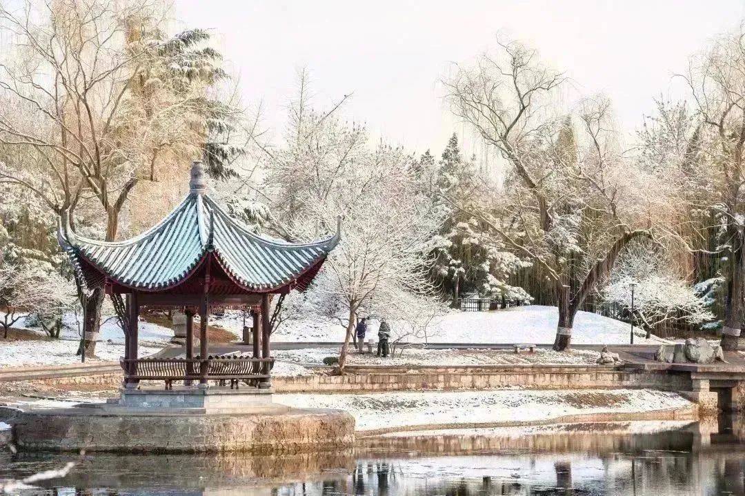 北京的初雪还在路上，但出行提示和穿衣方法已送达，记得转告给身边亲人