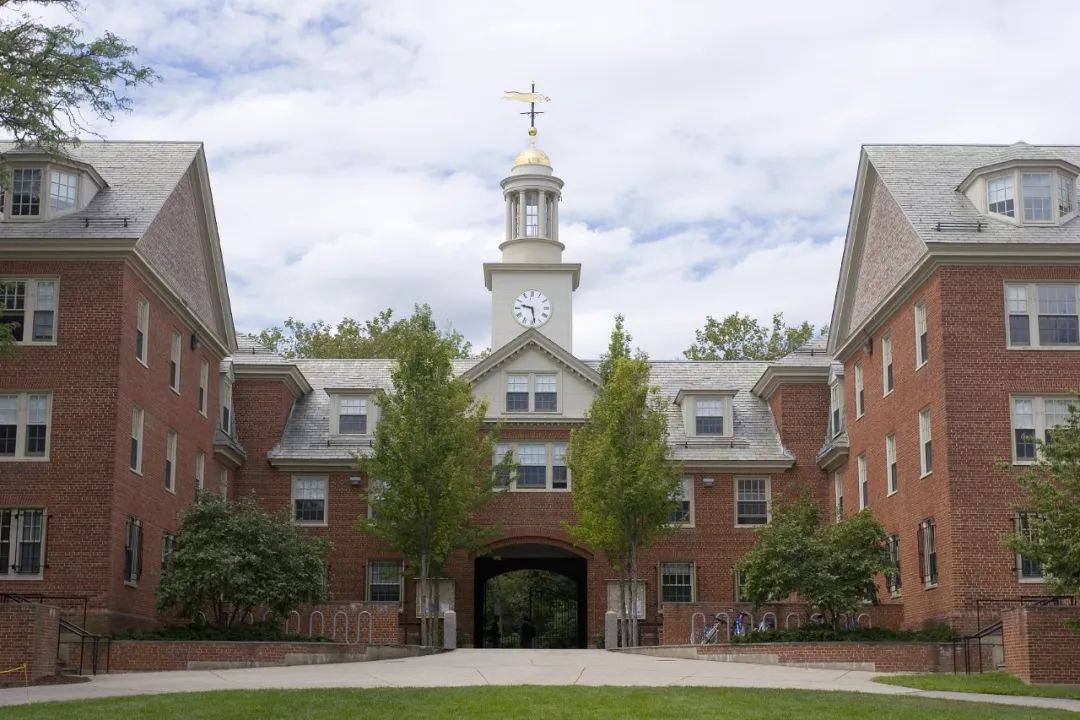 brown university (ri)高冷的塔夫茨大学,在学费方面也是那么高高在上