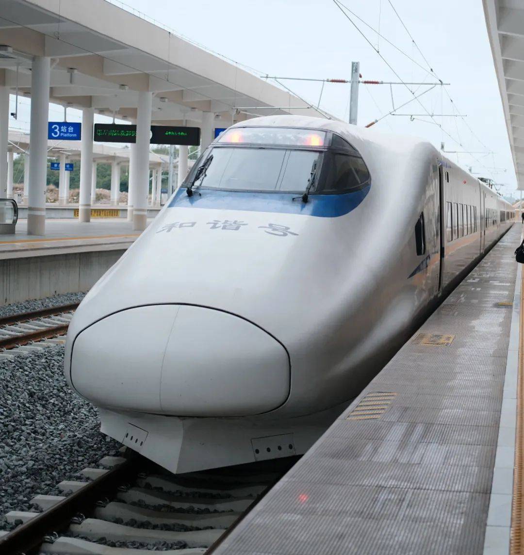 12月5日10时40分,时速250公里的和谐号动车组从崇左南站驶出,在中国