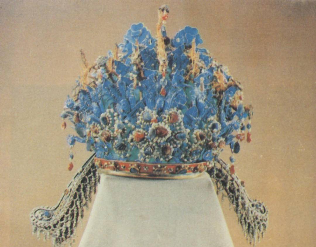 宋代后妃首服有九龙四凤冠,龙凤珠翠冠,九翚四凤冠,花钗冠等.