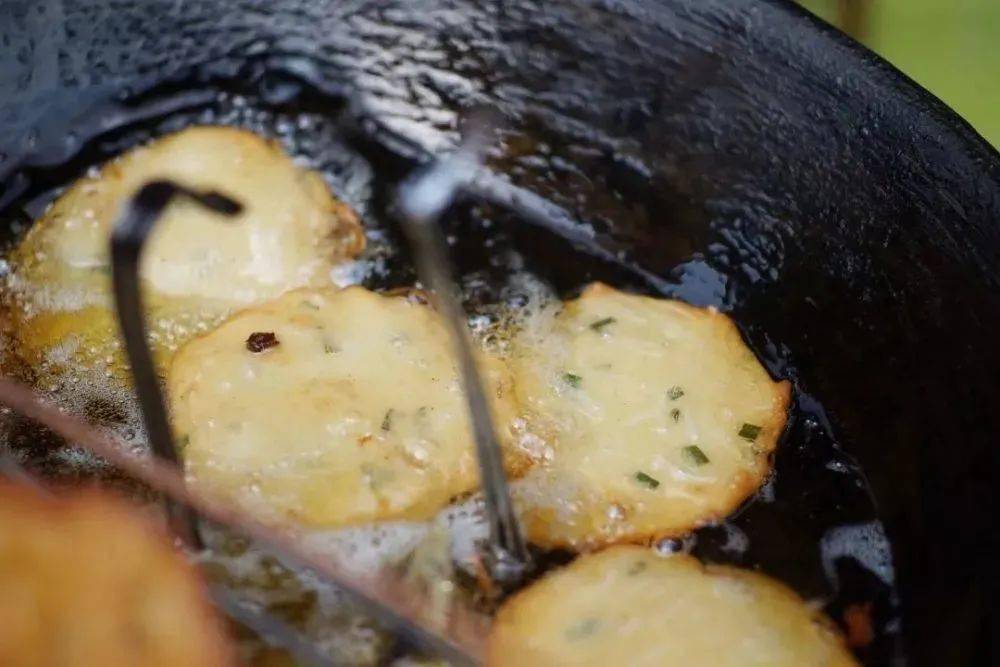 铜瓢粑是广西柳州的特色小吃,铜瓢粑有八角形和圆形,做法是用铜瓢盛