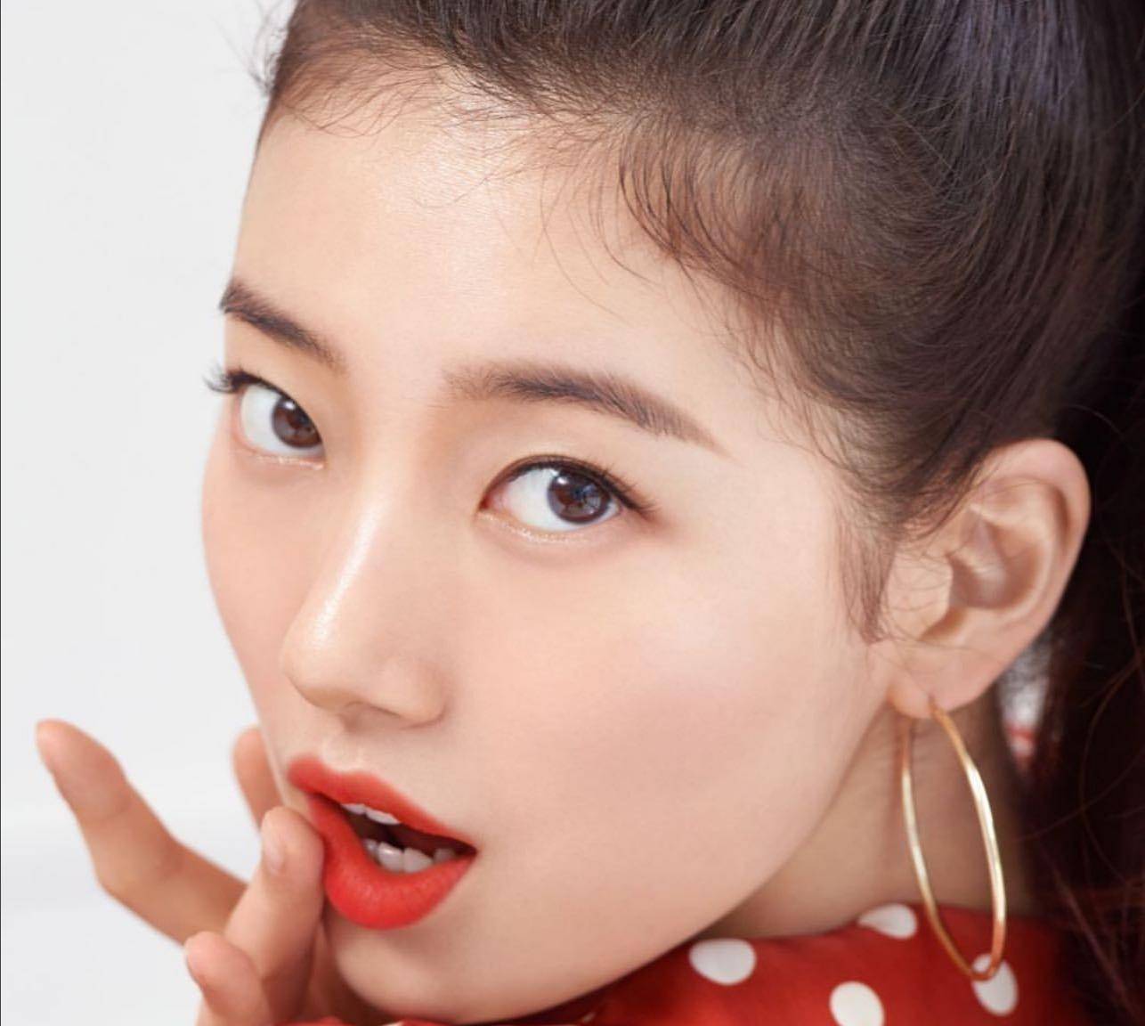 裴秀智"放飞自我",穿红色波点裙化身复古女郎,轻熟女孩真迷人_黑色