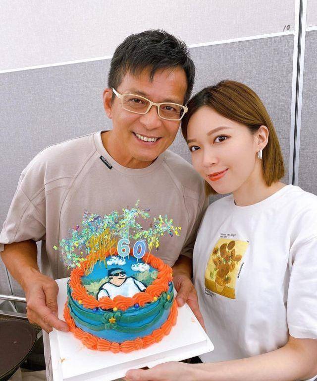 黄日华60岁生日与女儿开心度过女儿花心思送其跑步造型的蛋糕_爸爸