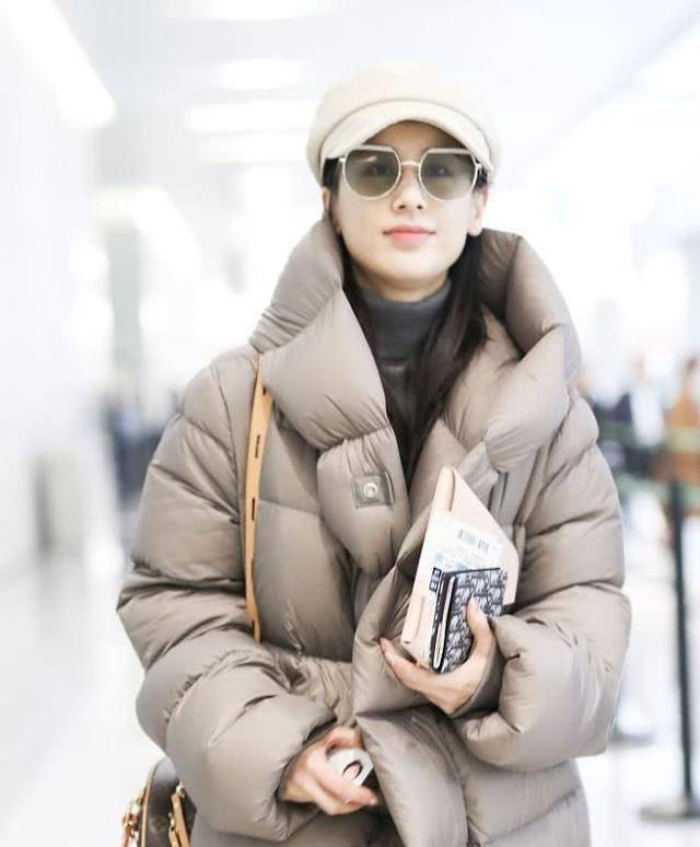 黄圣依穿羽绒服现身,好似一床被子穿身上,土味单品如何穿出潮味_颜色