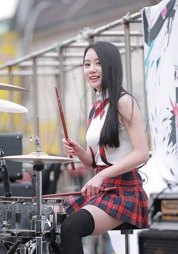 韩国最美鼓手妍雅,当年凭借着好身材,也曾红极一时_明星_底层_机会