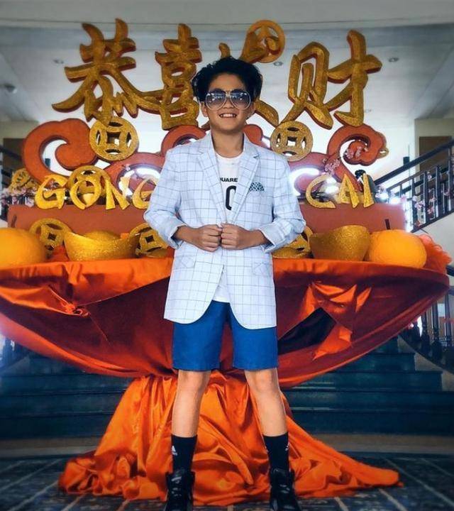 变化大的还有曹格的儿子曹三丰,近日曹格晒出了一组儿子的近照,并用