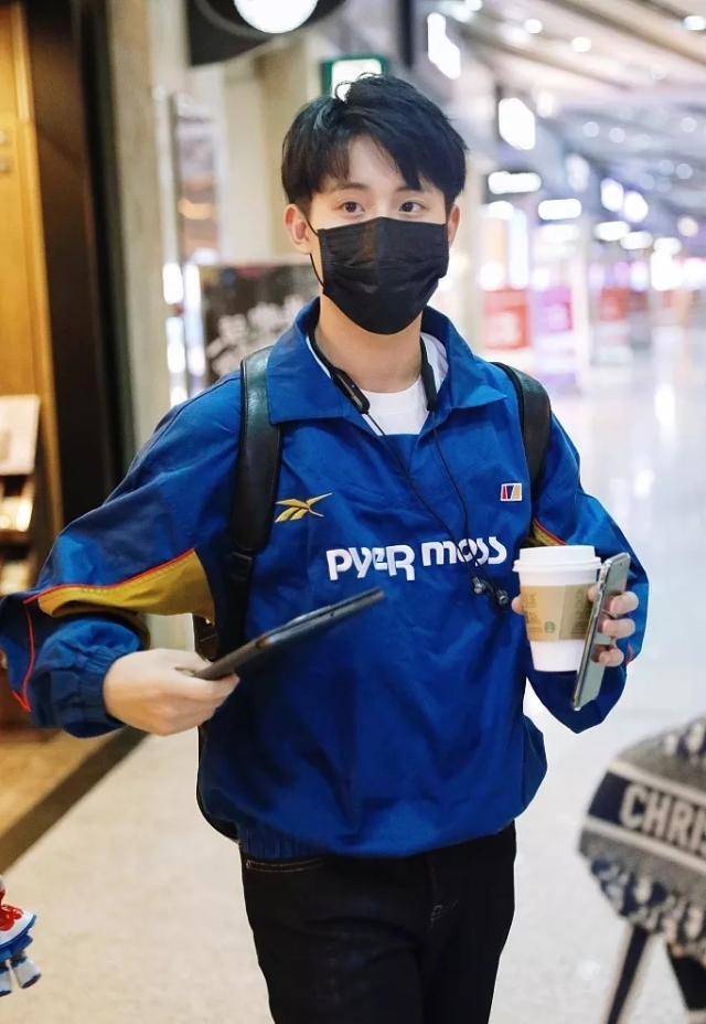 《小欢喜》方一凡现身机场,卫衣叠穿好时髦,熊孩子原来是酷boy_周奇