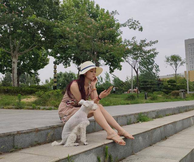 张兆艺不仅长得好看,身材也是美到无可挑剔,照片中的她靠在河边的大