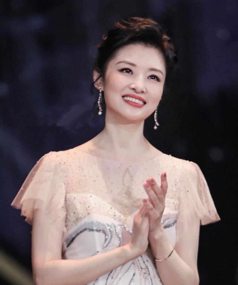 主持人周涛:16次登舞台,一婚嫁学长,二婚嫁富商,如今怎样了?