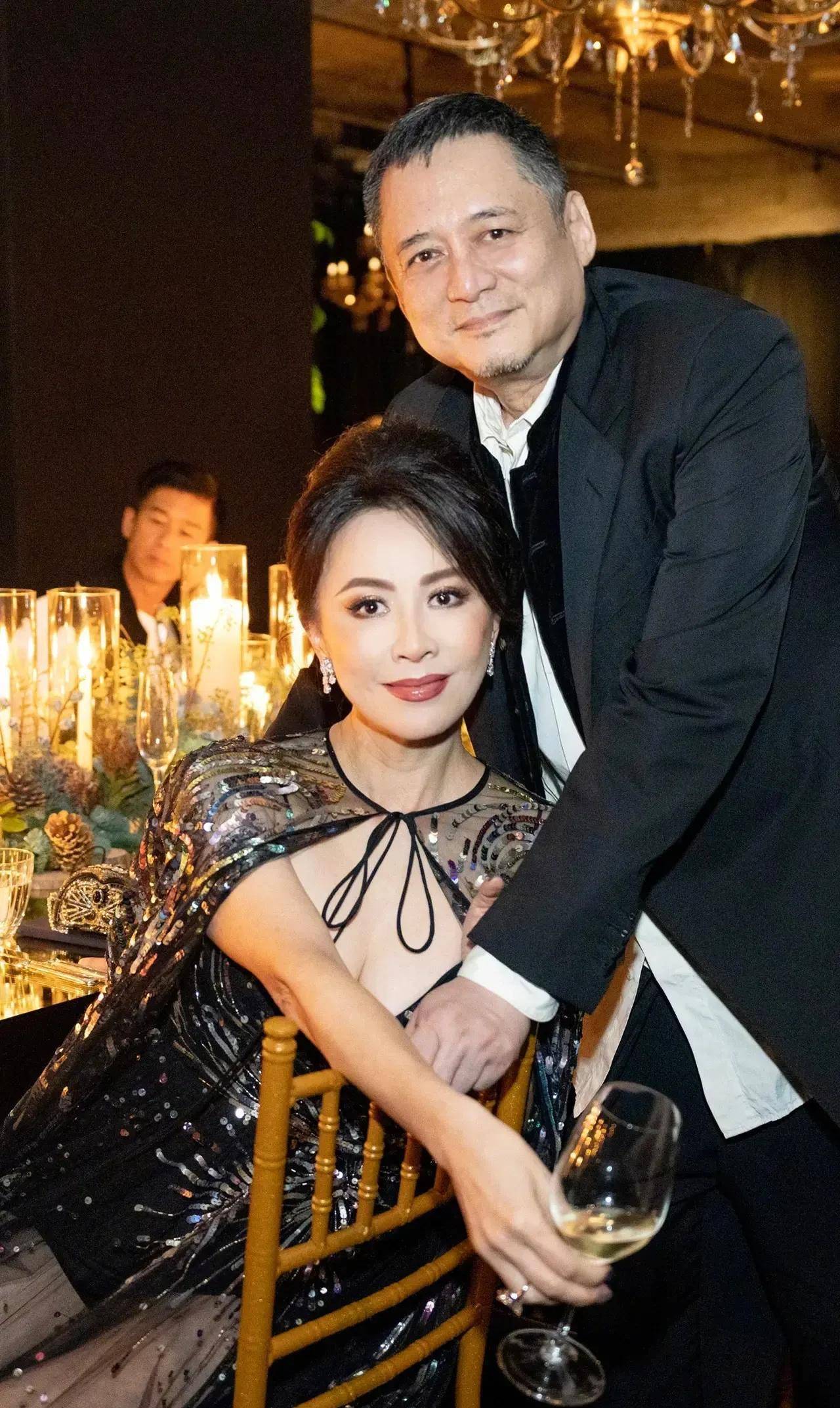 刘嘉玲晒出与张叔平合影,眼神朦胧,姿势过于亲密_照片_一手_凳子