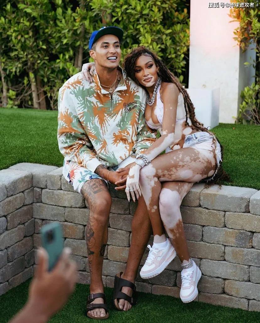 库兹马更新与女友甜蜜照!