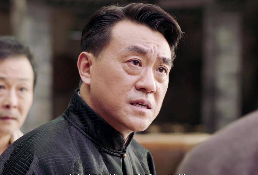 何冰老师也成为了很多观众心中数一数二的男神,要知道,演话剧和演电视