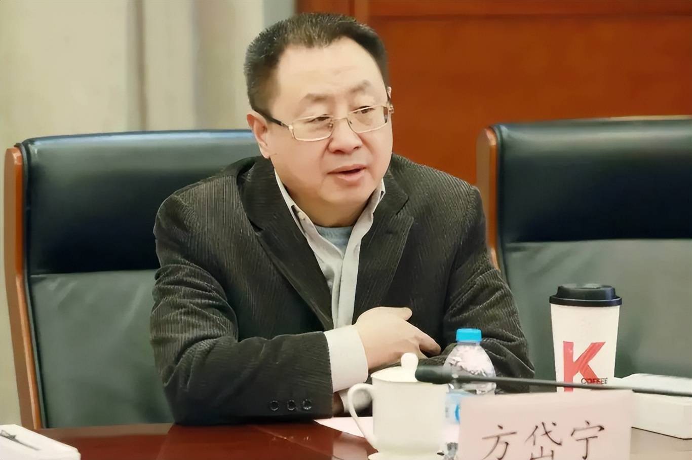 被吻事件后续,献吻女子并非博士后,校方做出处理_方岱宁_大学_能力