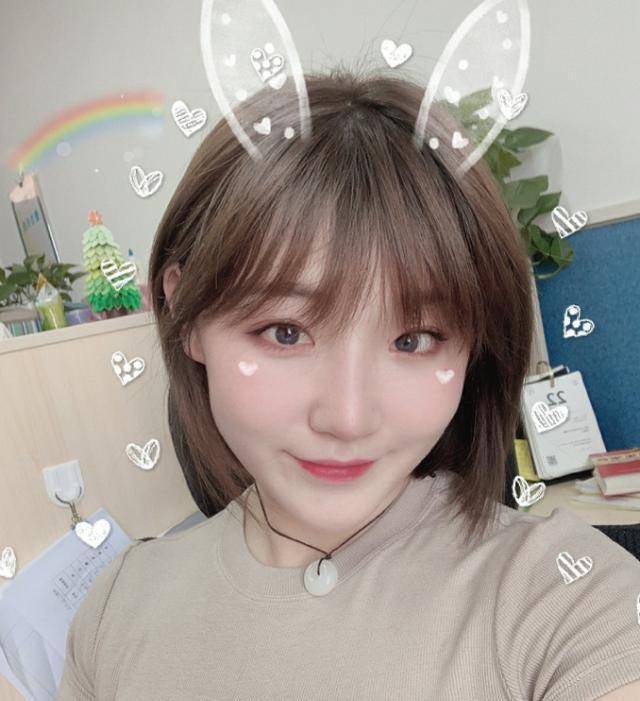 《快乐星球》莲蓉包近照,肤白貌美颜值高,抱着女儿嬉戏画面温馨_孙格