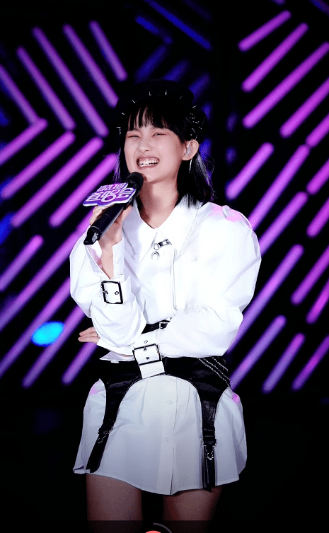 明日之子张钰琪参加出镜音乐节,新造型又酷又飒,扮鬼脸吓坏网友_人气