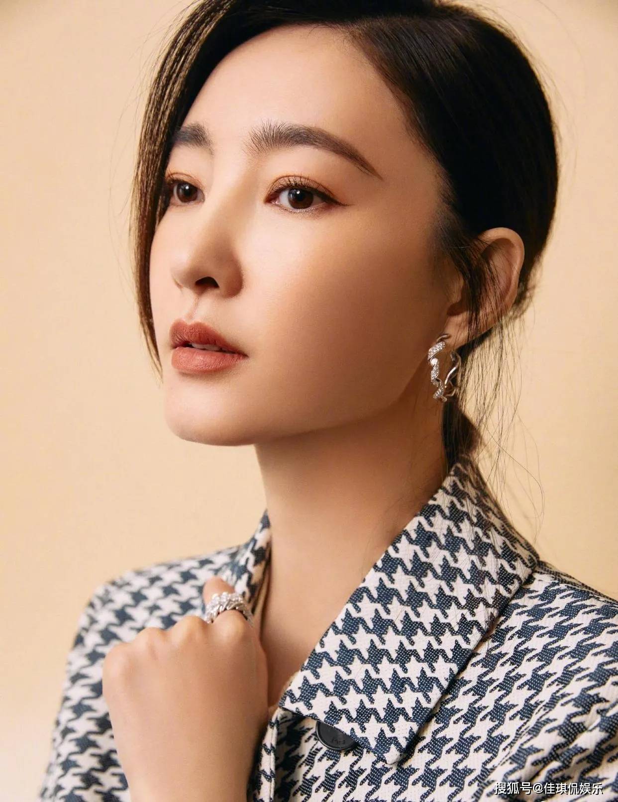王丽坤穿着千鸟格西装.素颜女神的气质太好了,女生看着就能迷倒!