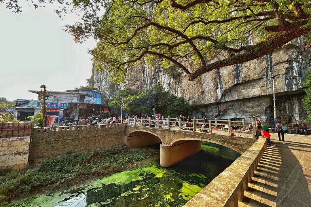 有檀香味道,那是嵌在山裡的祝聖寺