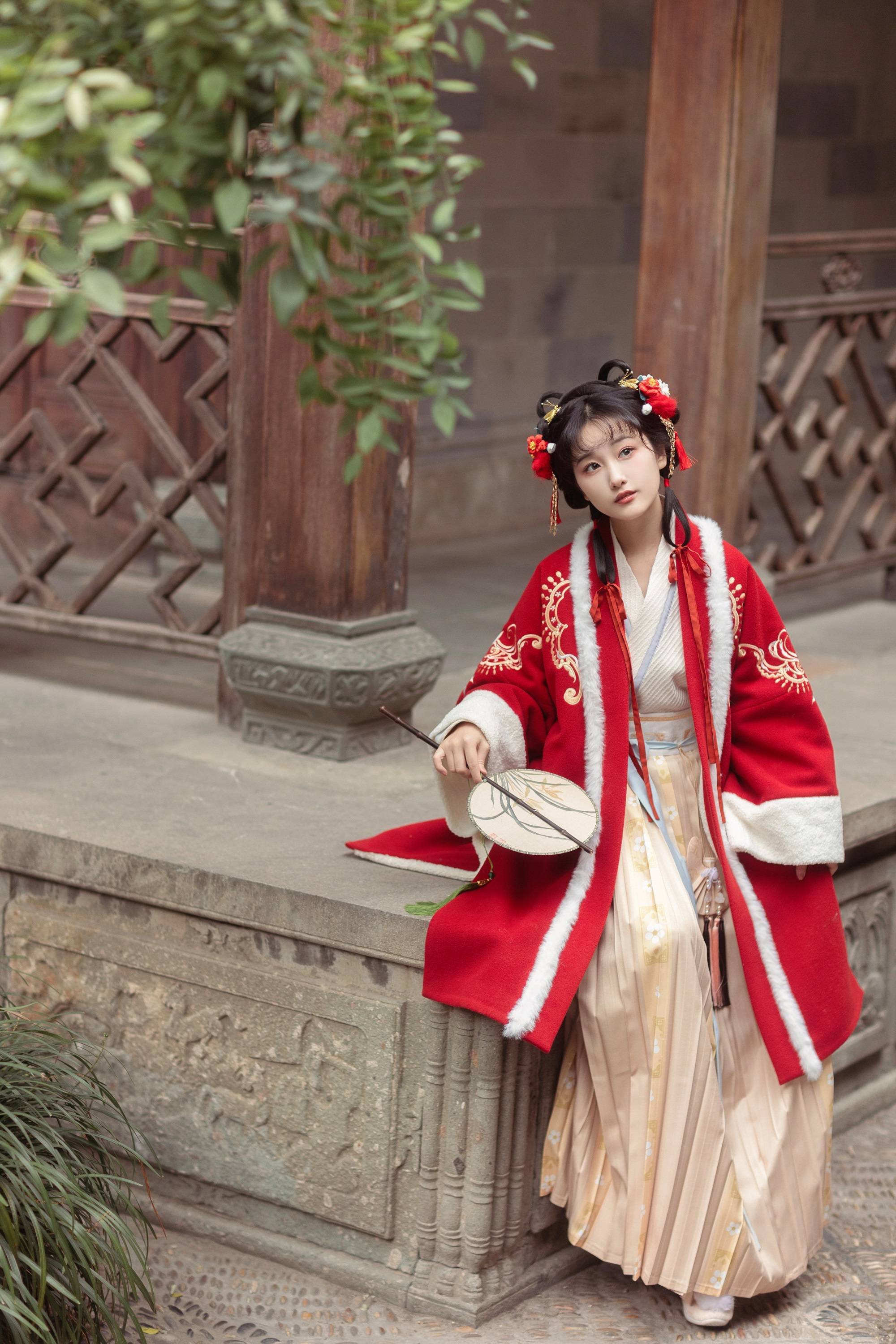 汉服上新,宋制拜年服和粉红少女心战袍,你喜欢哪个?_斗篷_面料_褙子