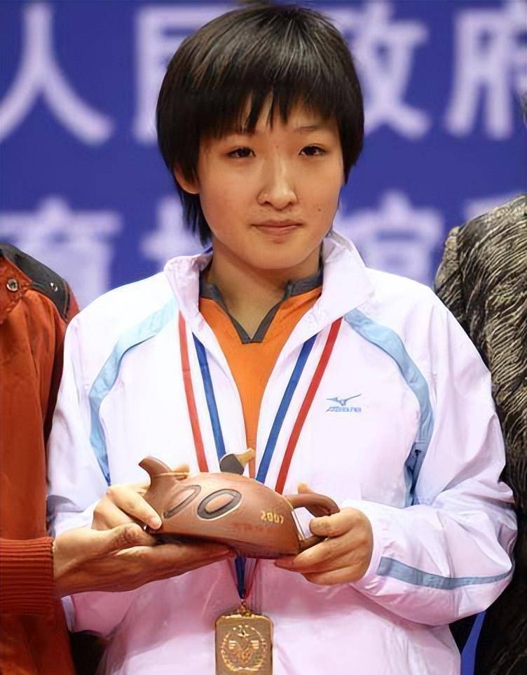 小时候的刘诗雯,模样十分可爱,其中有一张她与石川佳纯的合照,堪称