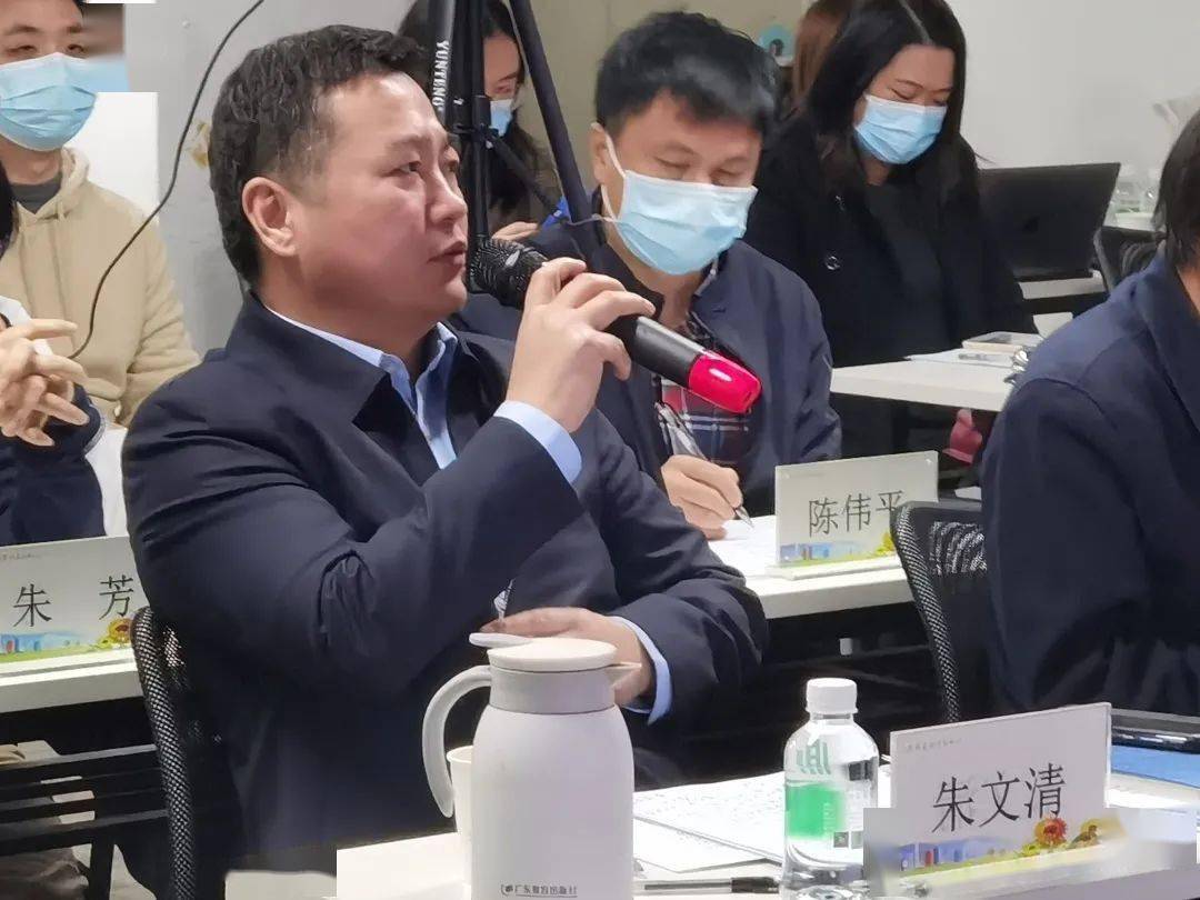 朱文清社长对青年编辑们的方案展开了热烈的探讨并提出了中肯的建议.