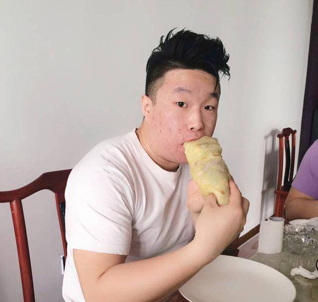 也纷纷为烧饼送上真挚的祝福,烧饼过生日自然少不了搭档曹鹤阳的祝福