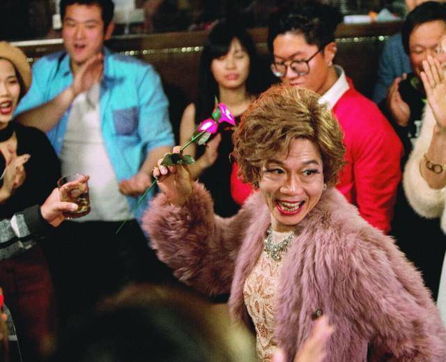 58岁的袁福华出身舞台剧,凭着自己的才华和努力,逐渐成为香港舞台剧的