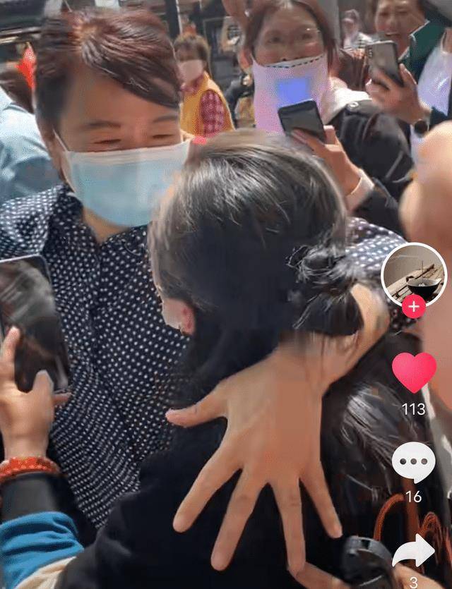 错换人生案开庭,法院门口人山人海,大家齐声呼喊许妈加油_郭威_许敏