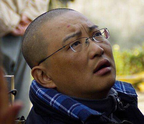 他曾经在经典的情景喜剧《东北一家人》中饰演"牛小伟"这一角色和担任