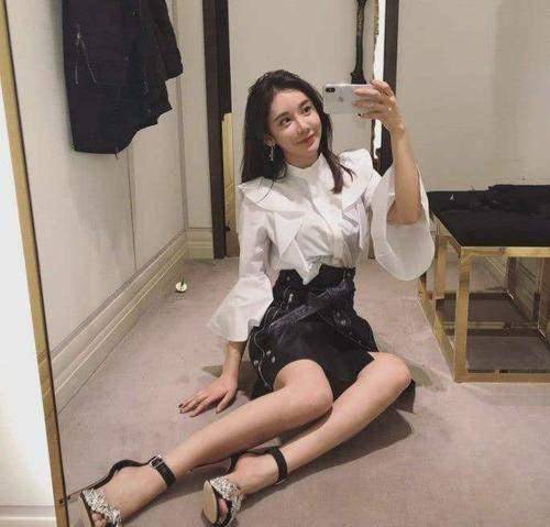 青春靓丽的美娜,看似简单的穿搭下有很多小心思,少女感十足_裙子_明星