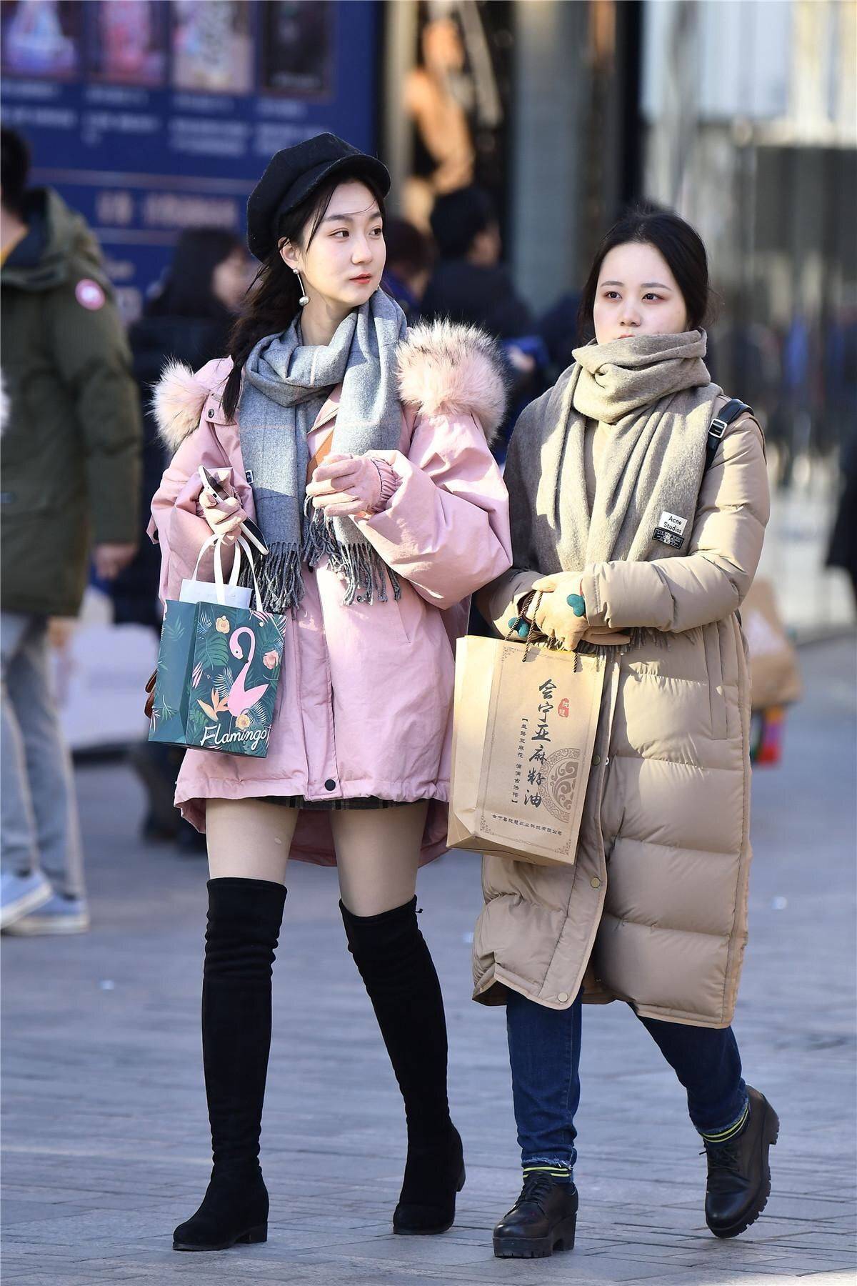上海姑娘真不怕冷,大冬天还在玩下身失踪,为赶时髦确实很拼