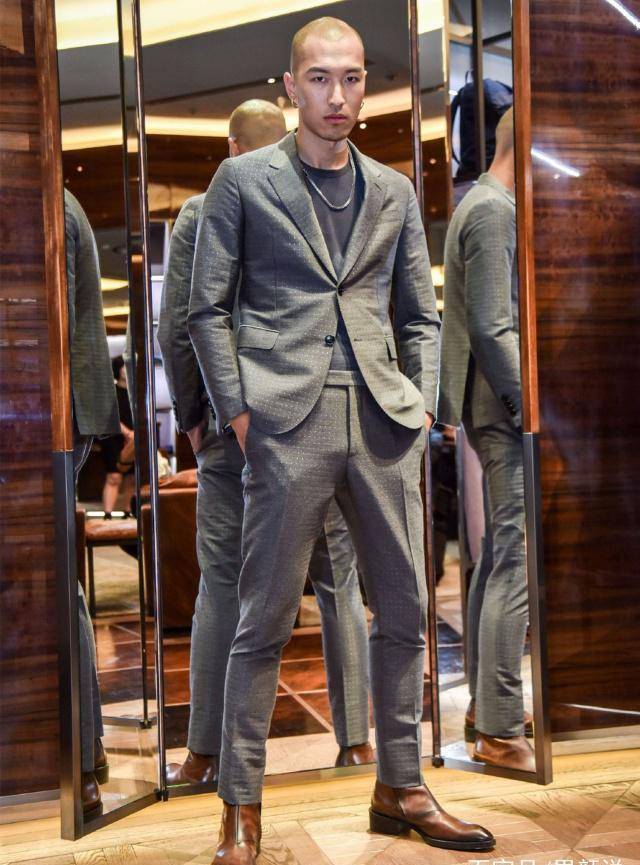 被称小黄立行,1米92大高个,光头硬汉风,这位90后帅哥太撩了_时候_cool