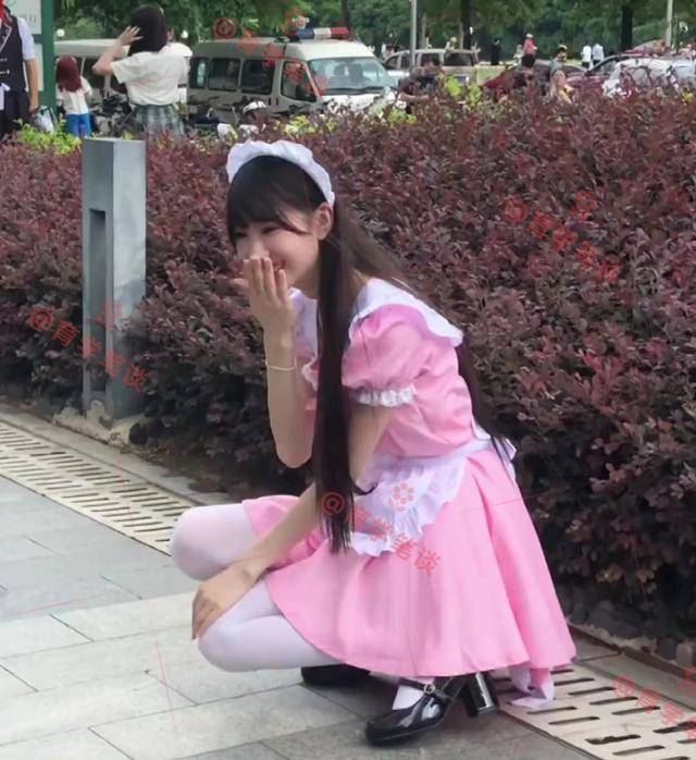 广东一女生穿粉裙白袜参加漫展,动作可爱引围观:怦然心动的感觉_二