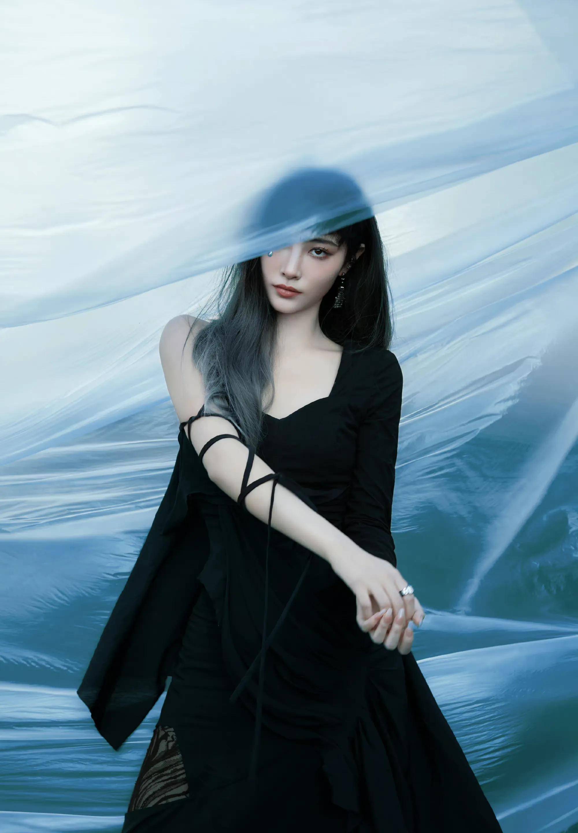 许佳琪齐刘海泪钻妆造型 性感美艳清冷魅惑,好像一只撩人的小野猫