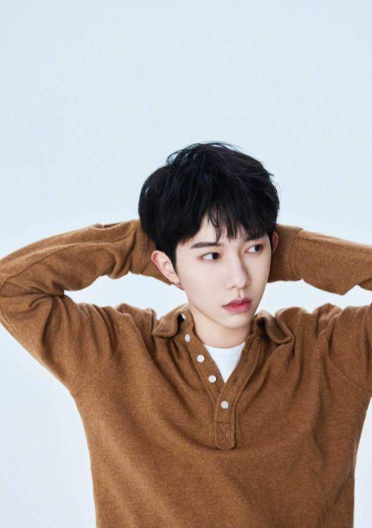 还好,时代峰峻旗下的李俊濠有消息了,在最近他有一组写真,这张照片就