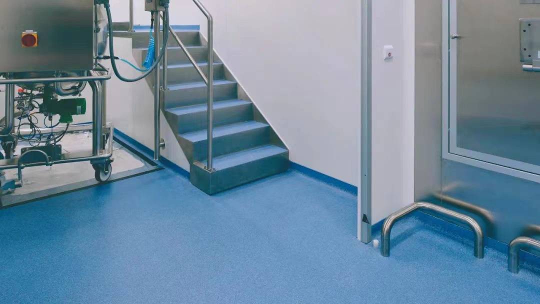 并通过专业的施工和细节处理,将环氧彩砂效果和上翻踢脚线做到严丝合