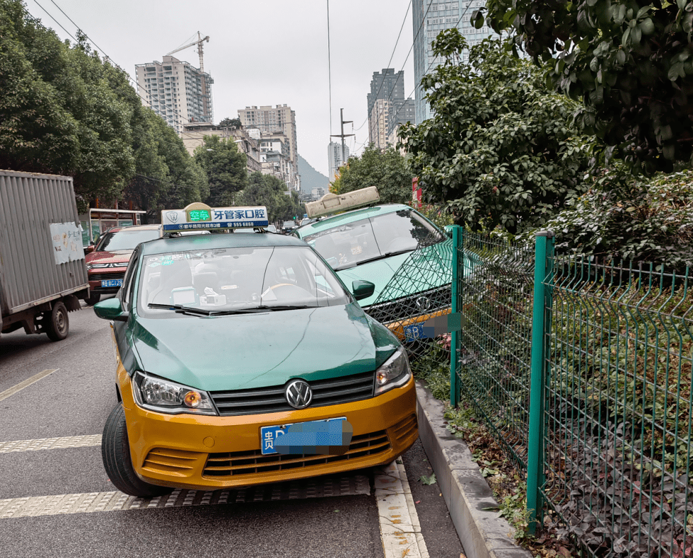 車道上直行的一出租車相撞,導致的士車頭受損和轎車駕駛室一側車門