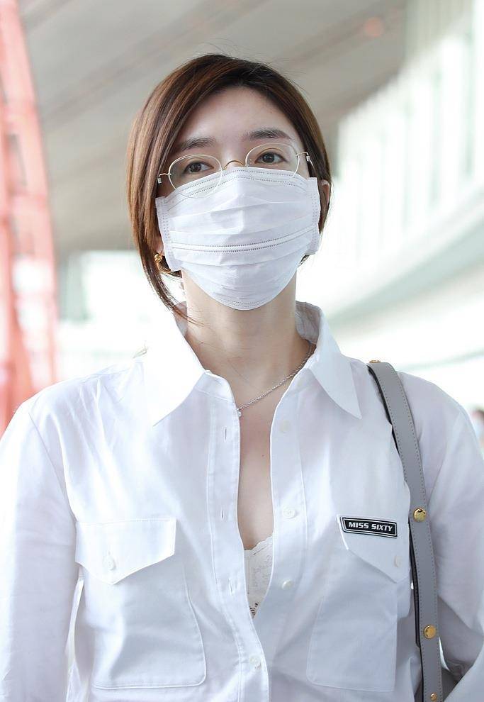 34岁江疏影近照曝光,穿白衬衫领口大开大秀时尚,终于明白啥叫"天然