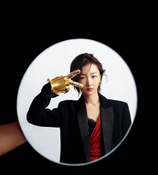 其实想要显得娇小,内搭也很必要,同样是黑色西装,周冬雨在内搭上却