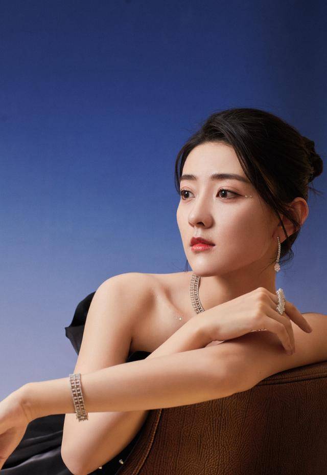 梁洁天生的初恋脸,穿黑天鹅长裙华丽贵气,蒲巴甲太幸福了_气质_身材