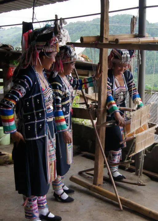 绚丽多彩!哈尼族服饰 美得古朴烂漫